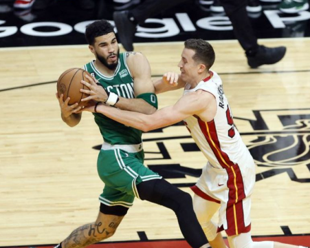 saat-pemain-nba-coba-main-bola-voli
