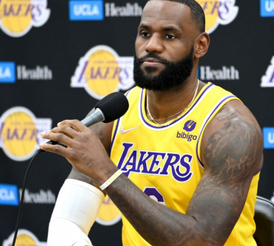 lebron-ucapkan-selamat-untuk-luka-usai-perpanjang-kontrak