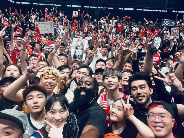 james-harden-mendapatkan-kejutan-oleh-fans-china