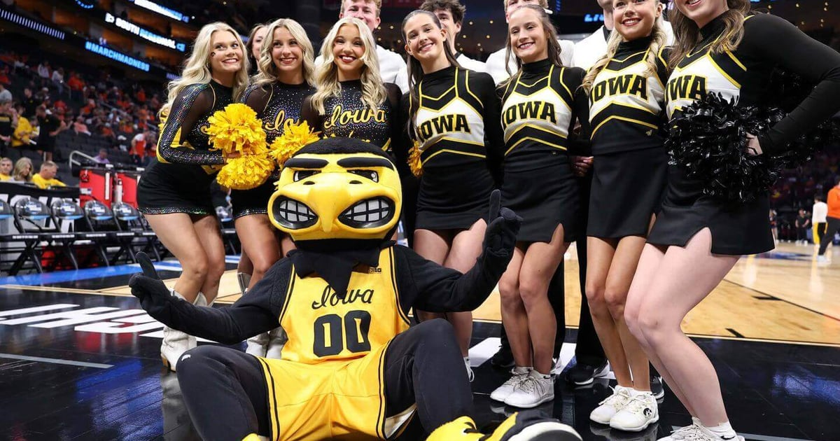 Iowa vs Illinois Prediksi Elite Eight March Madness 2026